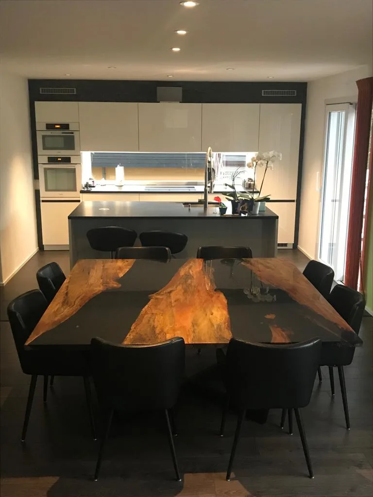 Table personnalisée en résine et bois